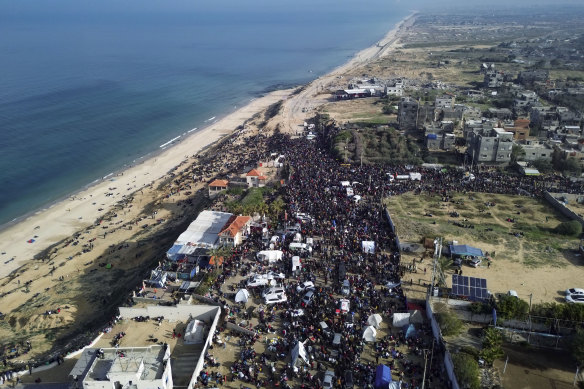 Displaced Palestinians gathering with their belongings near a roadblock on the al Rashid Street, as they wait to return to their homes in the northern part of the Gaza Strip.