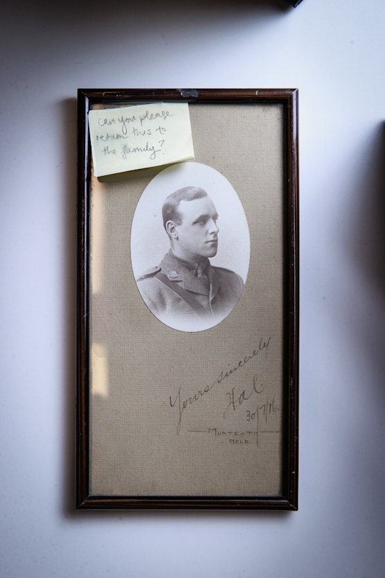 The Post-it note attached to the photo that was handed in.