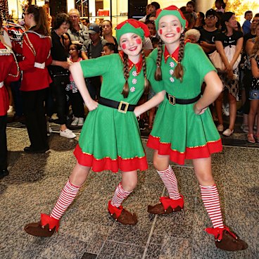 Mchd Christmas Parade 2022 Christmas Parade Drums Up Festive Cheer As Crowds Line Brisbane Streets