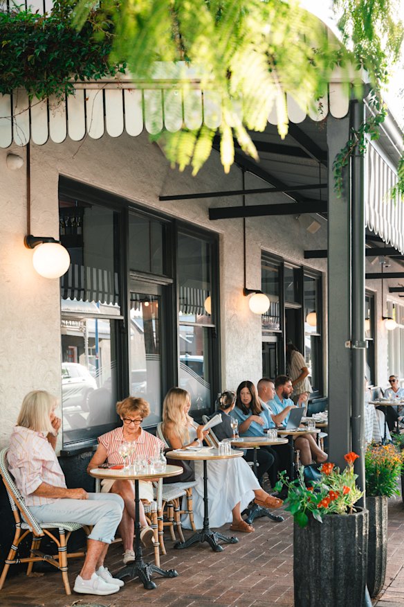 La Lune preserves the essence of the neighbourhood bistro.