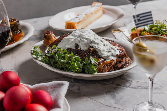 The oven-baked lamb shoulder with Greek yoghurt.