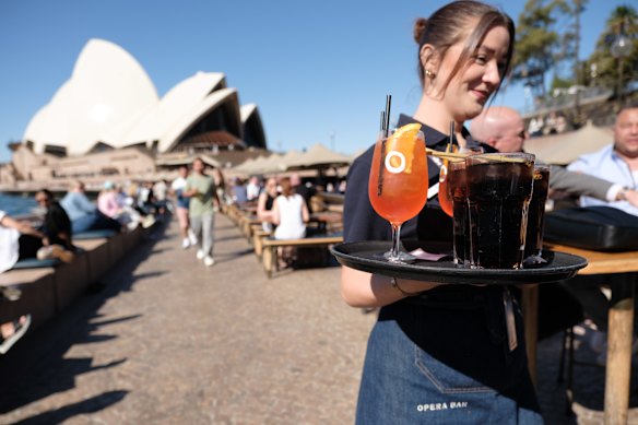 Bandejas intermináveis ​​de coquetéis e cervejas são entregues rapidamente.