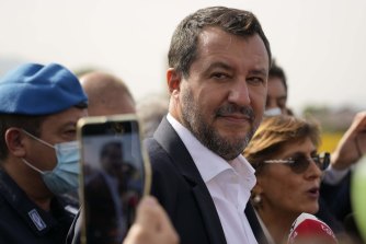 Były minister spraw wewnętrznych Matteo Salvini i jego prawniczka Giulia Bongiorno rozmawiali w sobotę z dziennikarzami przed sądem.