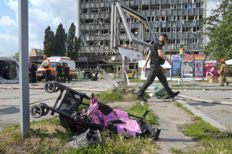 14 Temmuz'da Ukrayna'nın Vinnitsa kentinde Rusların ölümcül bir füze saldırısının ardından bir bebek arabası yol kenarında yatıyor.