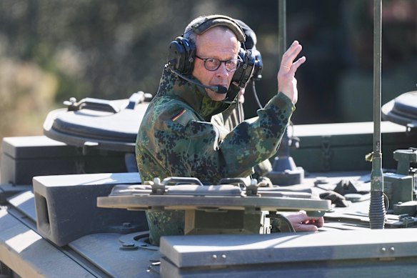 Giovedì Friedrich Merz guida un veicolo corazzato da combattimento durante una visita alla base della Bundeswehr a Munster.