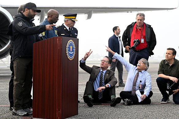 O diretor do FBI, Kash Patel, responde a perguntas durante uma entrevista coletiva na pista.