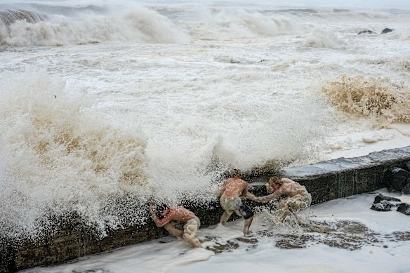 Huge seas in northern NSW caused by ex-tropical cyclone Alfred in March 2025 – the first time in decades that a tropical cyclone threatened to make landfall on that part of the coast.