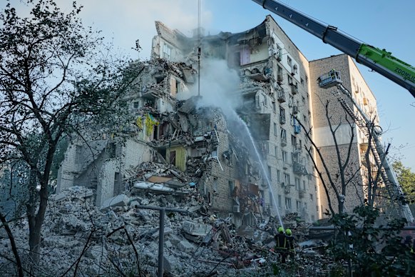 Il personale dei servizi di emergenza lavora per spegnere un incendio a Kiev.