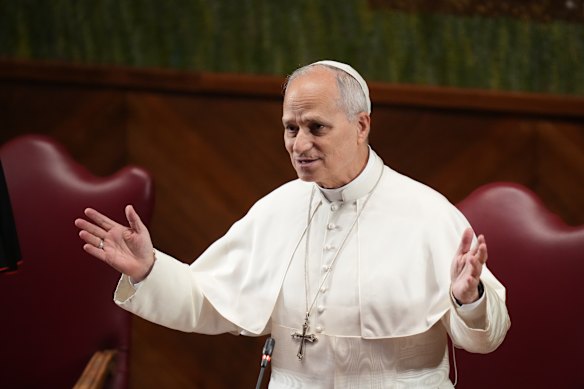 O Papa Leão disse aos seus convidados que o cinema representava “uma arte popular no sentido mais nobre, destinada e acessível a todos”.