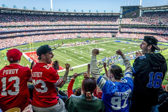 9 月份，NFL 球迷在 MCG 球场为旧金山 49 人队和洛杉矶公羊队加油。