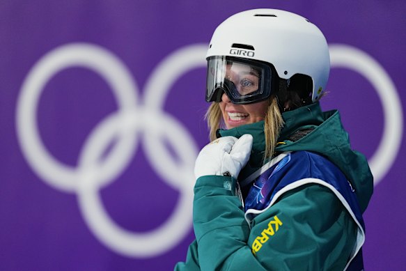 Mela Stalker observa enquanto os juízes apresentam suas pontuações.