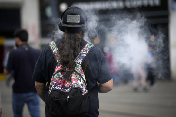 Some vapers seem to suffer under the delusion they look cool. In fact, they look like tools.