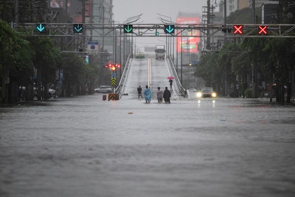 バンコクからニューヨークまで、洪水や暴風雨で非常事態宣言