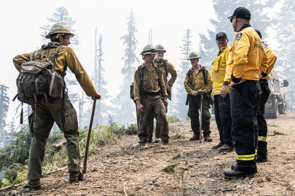 RFS staff member Dane Freeman briefs a crew at the edge of the Moss Mountain fire. 