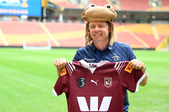 Cameron Smith poses with a Maroons jersey and a cane toad before the Australian PGA this week.