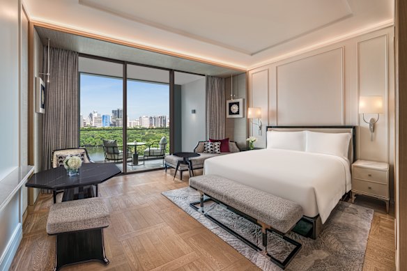 The luxurious and light-filled guestrooms come in a soothing white and beige palette.
