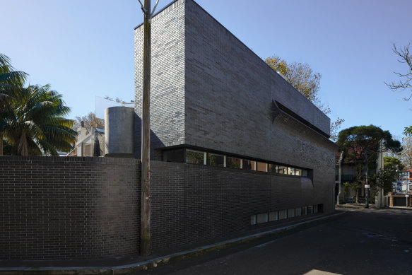 The floor levels between the Victorian terrace and the new wing are interlocked.