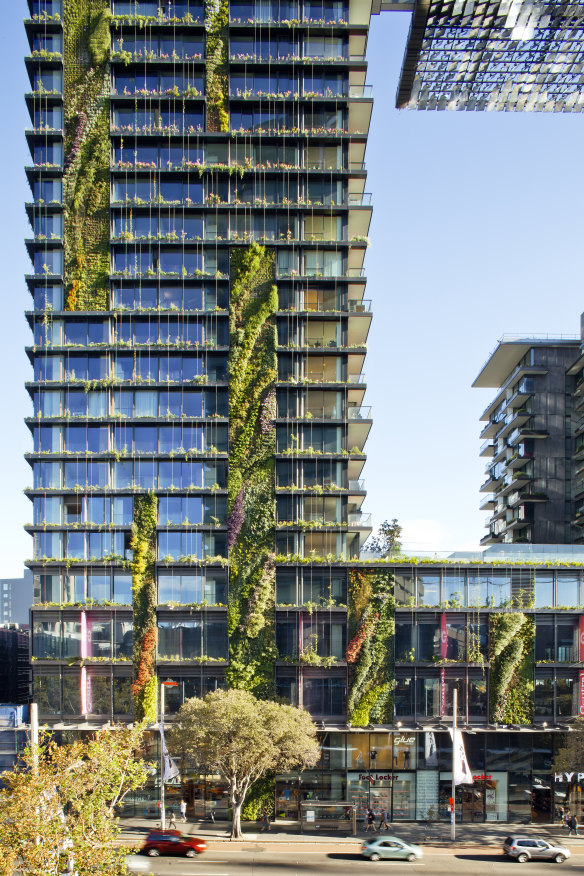 To protect residents and the gardens from the winds, One Central Park used awnings, trees, and glass screens.