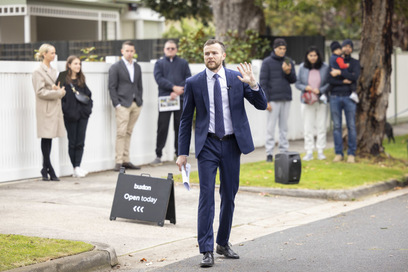 Family makes last-ditch $500 bid to triumph for $1.5m Cheltenham house