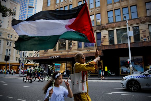 Palestine Action Group continue their twenty-fifth weekly protest on Sunday through Sydney’s CBD to Hyde Park North. 