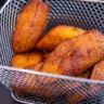 Plátano frito en el restaurante African Calabash en Footscray.