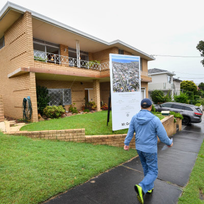 Maroubra house sells post-auction for $3.7m to teachers worried about overpaying