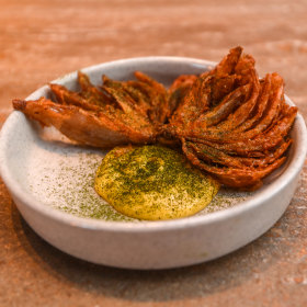 Blooming shallot with bearnaise sauce.