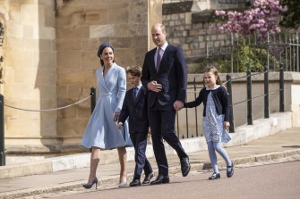 劍橋公爵威廉王子和劍橋公爵夫人凱瑟琳與他們的孩子喬治王子和夏洛特公主一起參加在溫莎聖喬治教堂舉行的複活節禮拜。 