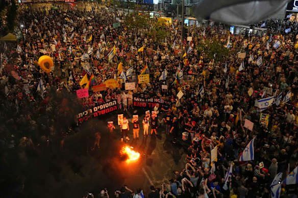 Demonstranten in Tel Aviv op zaterdag eisen het einde van de oorlog en onmiddellijke vrijlating van gijzelaars van Hamas.