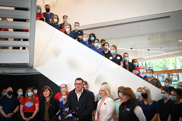Daniel Andrews announces the nursing sign-on bonus during the 2022 election campaign.