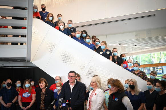 Daniel Andrews announces the nursing sign-on bo<em></em>nus during the 2022 election campaign.
