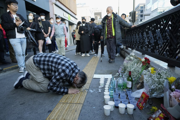 A man bows to pay tribute for victims near the scene of a deadly accident in Seoul.