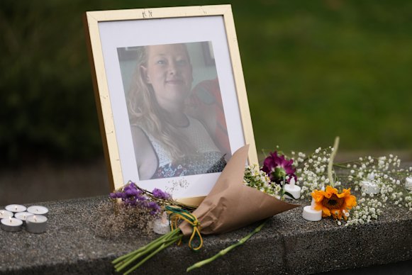 Uma foto de Renee Good, que foi baleada e morta por um agente da Imigração e Alfândega em Minneapolis, é exibida em um pequeno memorial em um protesto e comício em Seattle no domingo.
