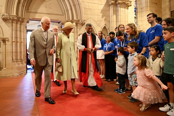 Georgina Box, quatro, realiza um Curtsey para o rei e a rainha na Igreja Anglicana de St Thomas, em Sydney, em outubro do ano passado.
