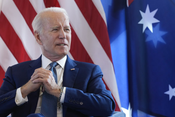 ABD Başkanı Joe Biden, Japonya'nın Hiroşima kentinde düzenlenen G7 Zirvesi oturum aralarında Avustralya Başbakanı Anthony Albanese ile yapacağı ikili görüşme öncesinde ABD'nin borç limitlerine ilişkin soruları yanıtlıyor.