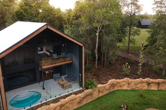Uma das novas cabanas de crocodilos no Crocodile Hunter Lodge.