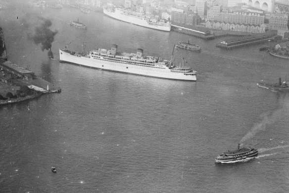 The S.S. Mariposa pictured in Sydney Harbour, circa 1935.