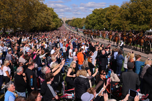 Members of the public line the Long Walk at Windsor