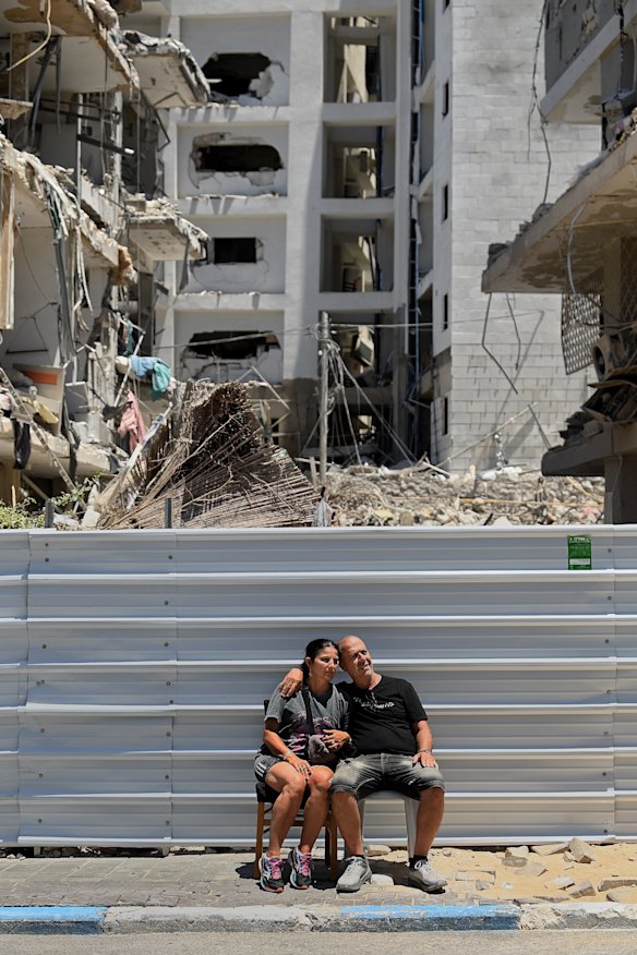 Ronen Shua shua and his ivanu, ivane, in front of the bath, israel, that was destroyed in a ballistics of the ballistics of Iranian dancing on 15th June.