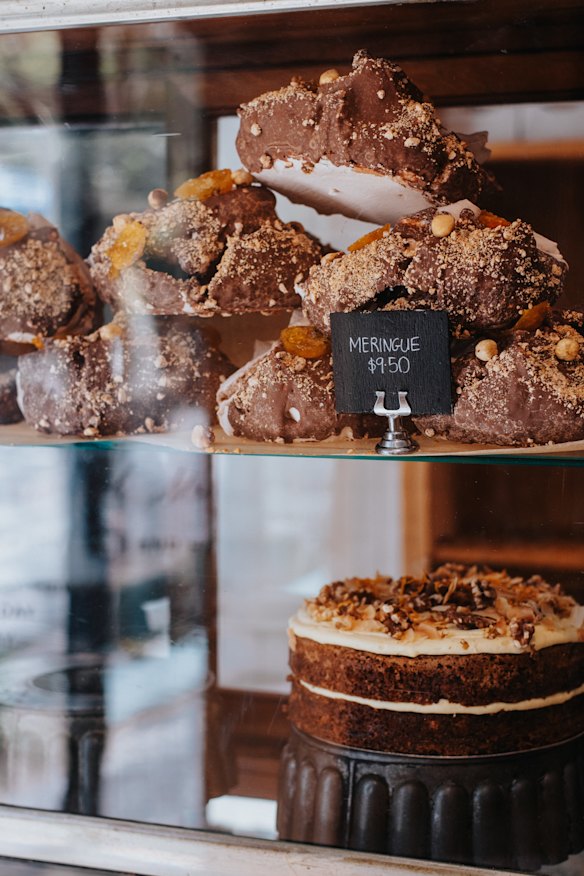 Carrot cake and meringues. 