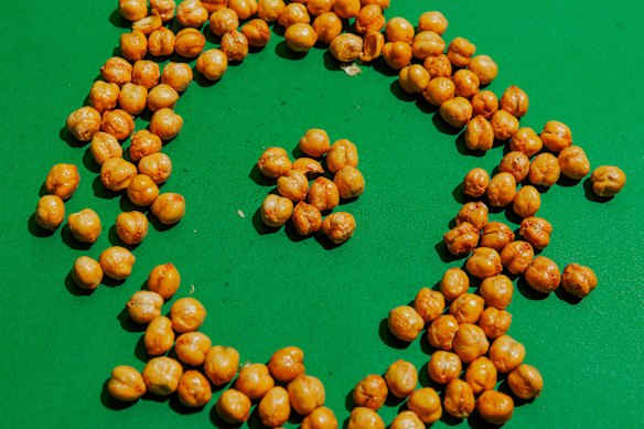 Snacks made from chickpeas are filling and tasty.
