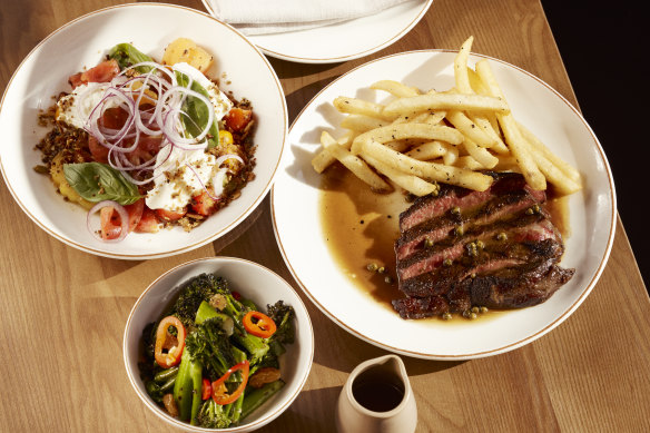 The Boathouse North Wollongong serves upmarket bistro food and includes a pub-style bar.