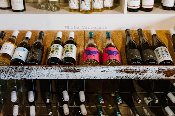 You can drink in or take a bottle home. 