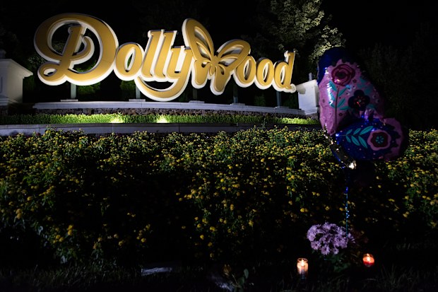 Dollywood tabelası, Dolly Parton tarafından 1961 yılında başlatılan tema parkının geceleyin ışıkla aydınlatılmış hali.