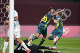 Lachlan Wells celebra el gol de apertura de Australia.