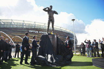 Nicky Winmar (right) unveils his statue in Perth.