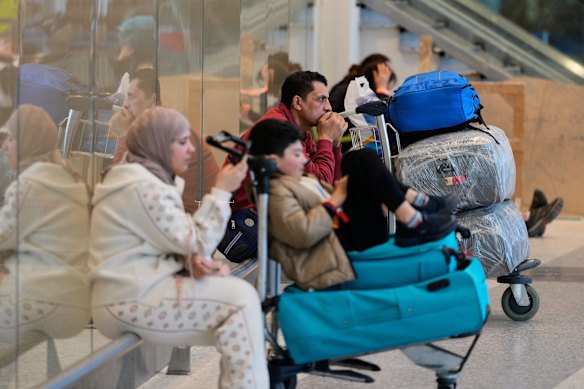 ينتظر الركاب الذين تم إلغاء رحلاتهم في مطار رفيق الحريري الدولي في بيروت. تم إلغاء آلاف الرحلات عبر الشرق الأوسط حتى الآن.