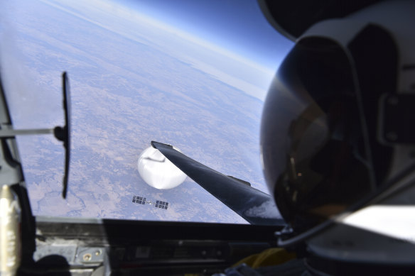 Bir ABD Hava Kuvvetleri U-2 pilotu, Birleşik Devletler üzerinde süzülürken şüpheli bir Çin gözetleme balonuna bakıyor.