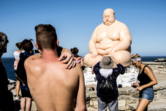 Visitors to Mu Boyan’s Horizon at  Sculpture by the Sea event in pre-pandemic times. 