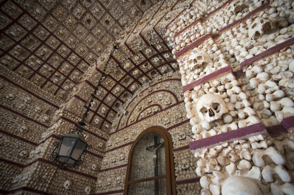 The Capela Dos Oossos at the Igreja do Carmo.